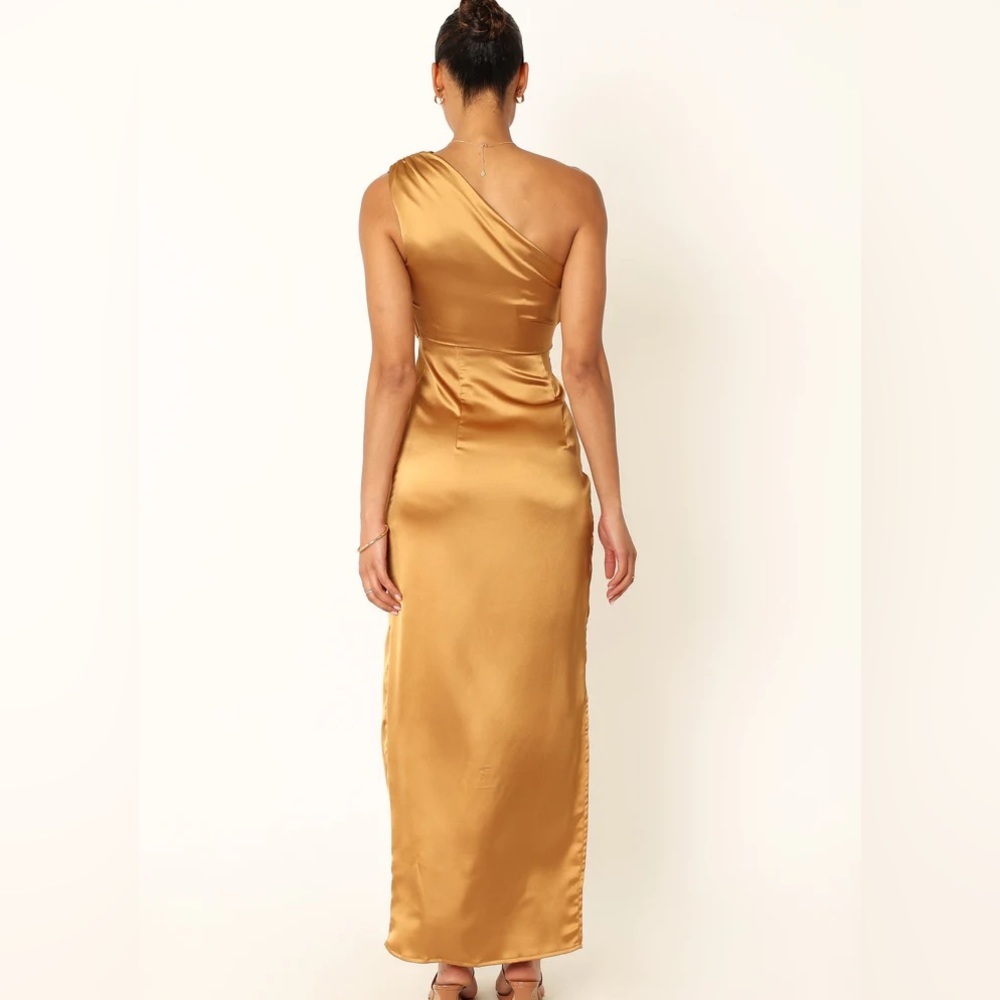 Petal & pup satin one shoulder side slit maxi dress nwot - Picture 4 of 8